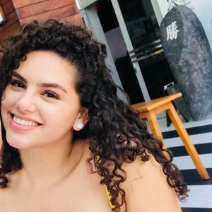 Meet your Posher, Claudia